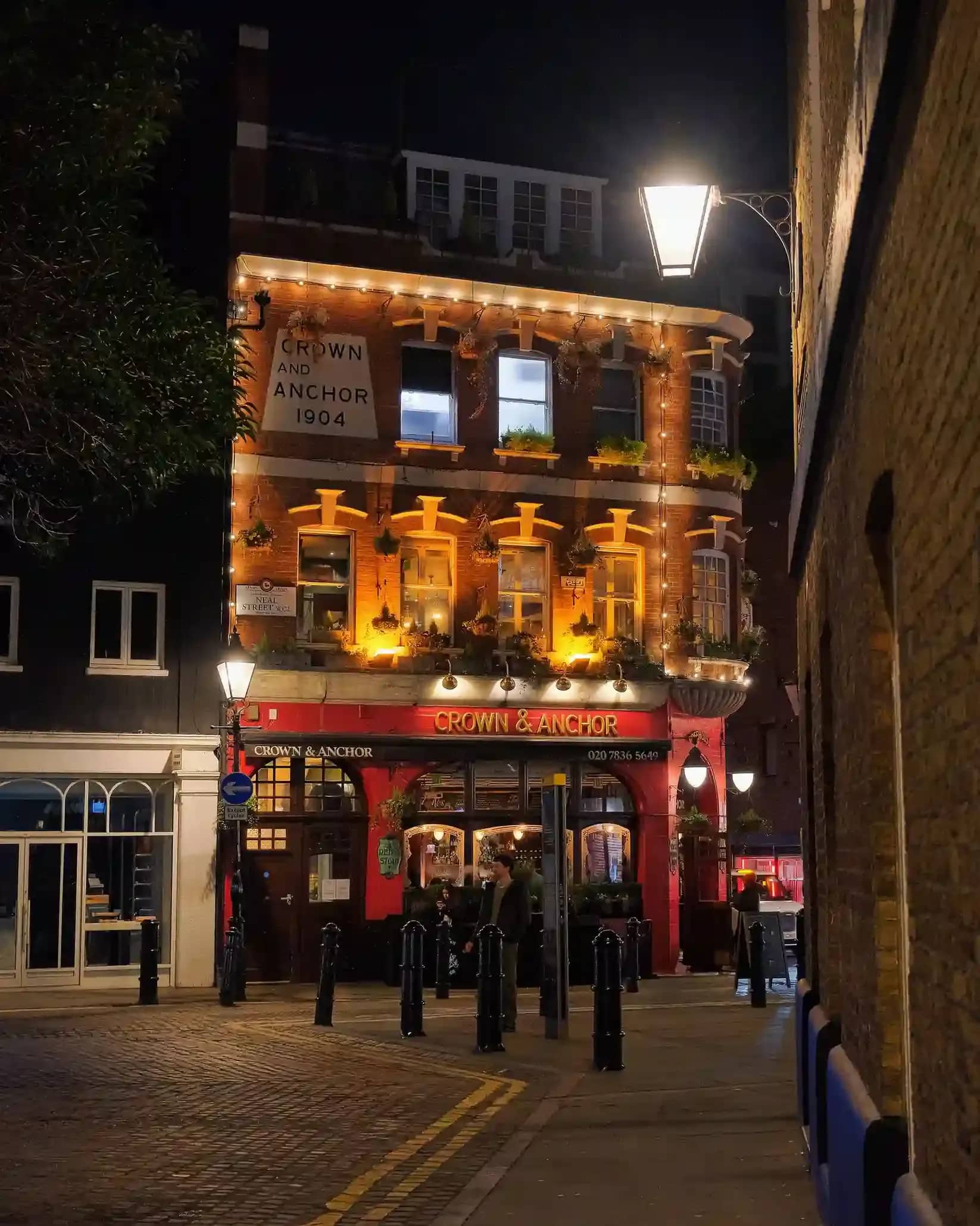 london pub crawl_compressed.webp