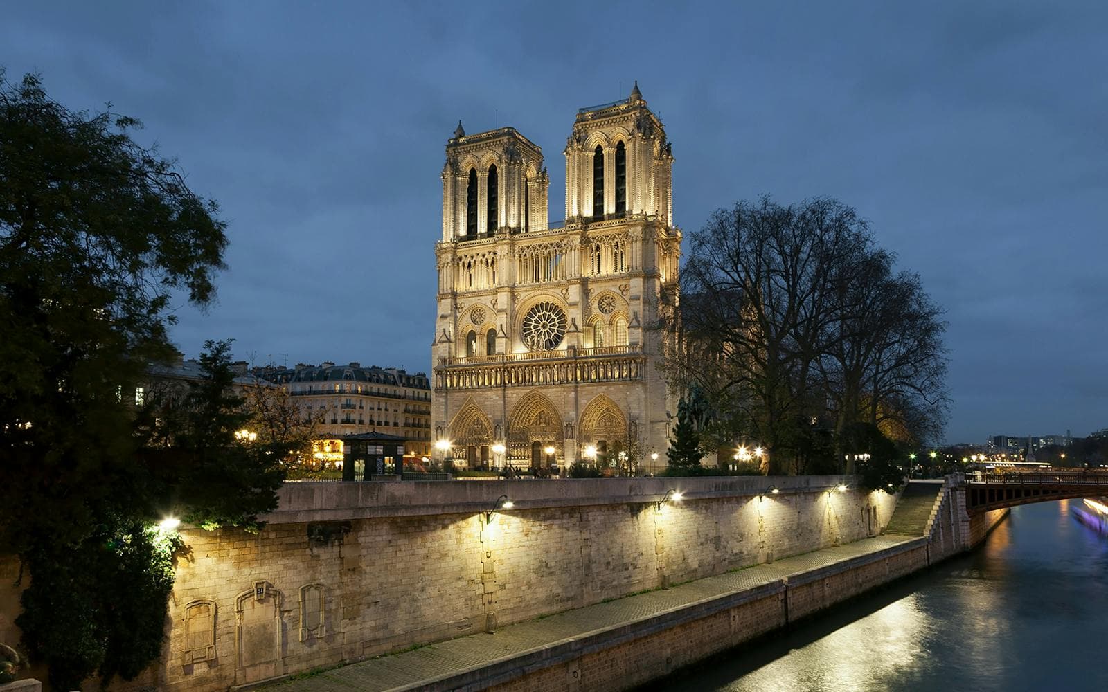 f2e2e569c88885b0fda5d6caa8b1eff8-NotreDameatnight