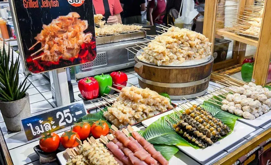 Jodd_Fairs_Train_Night_Market_1_a2e367fc6f