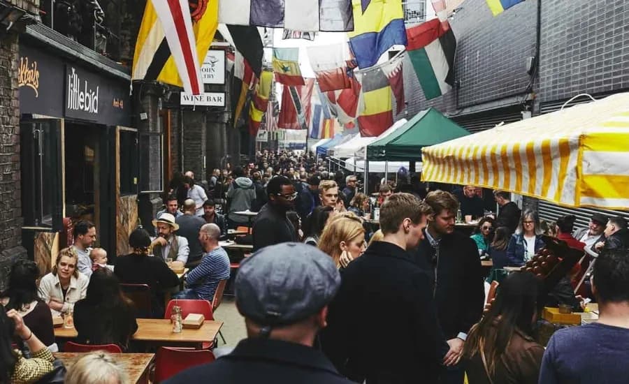 https://travjoy.s3.ap-south-1.amazonaws.com/Maltby_Street_Market_645b775922.webp