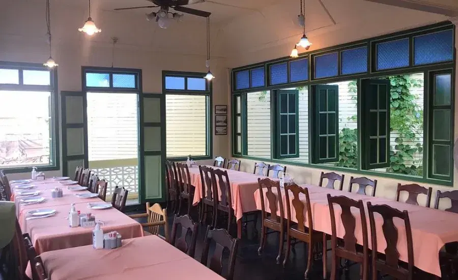 Raya_Restaurant_1_fe7e86acd5