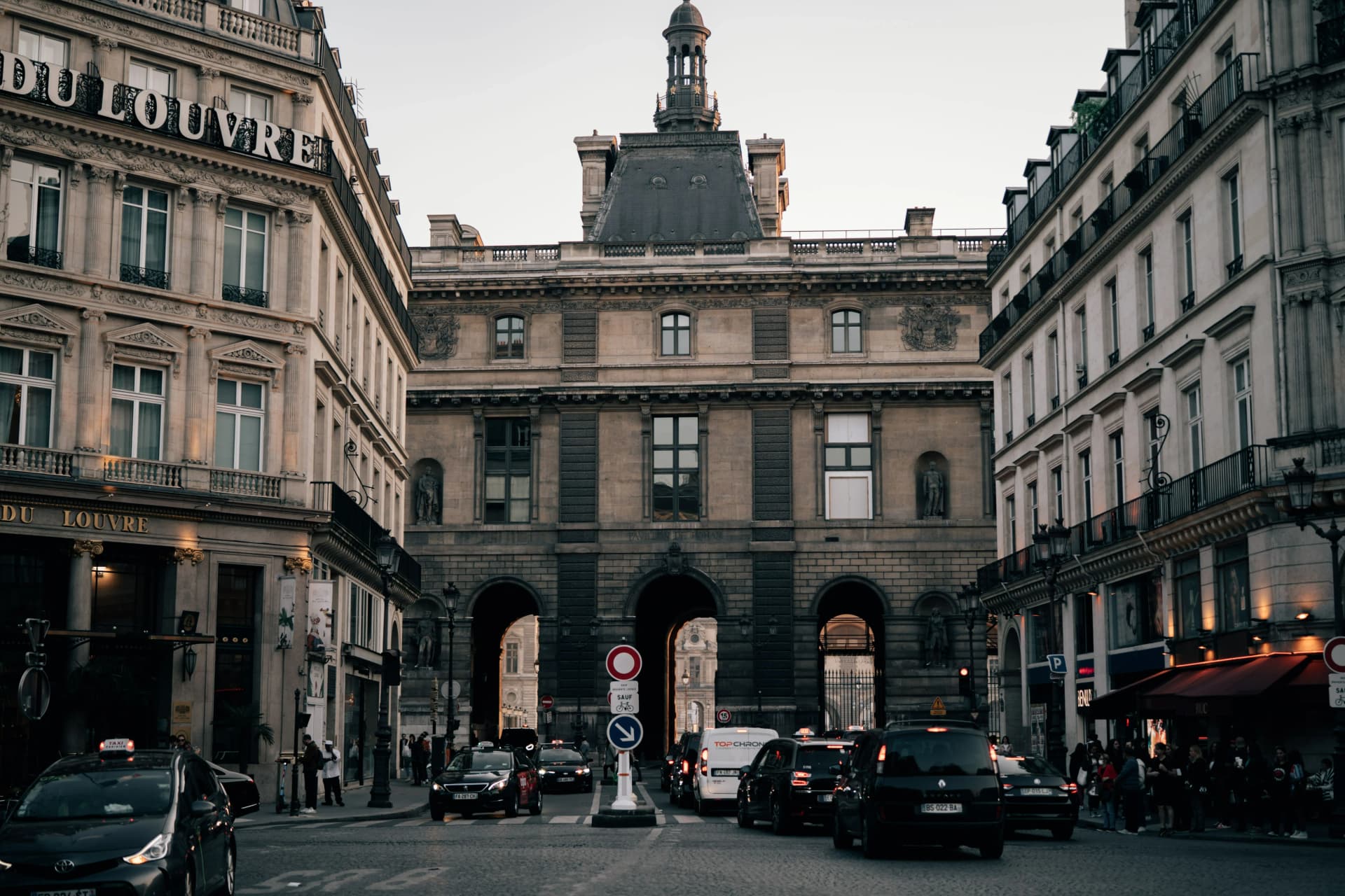 https://travjoy.s3.ap-south-1.amazonaws.com/Rue_de_Rivoli_luxury_Part_1c59459fe3.webp