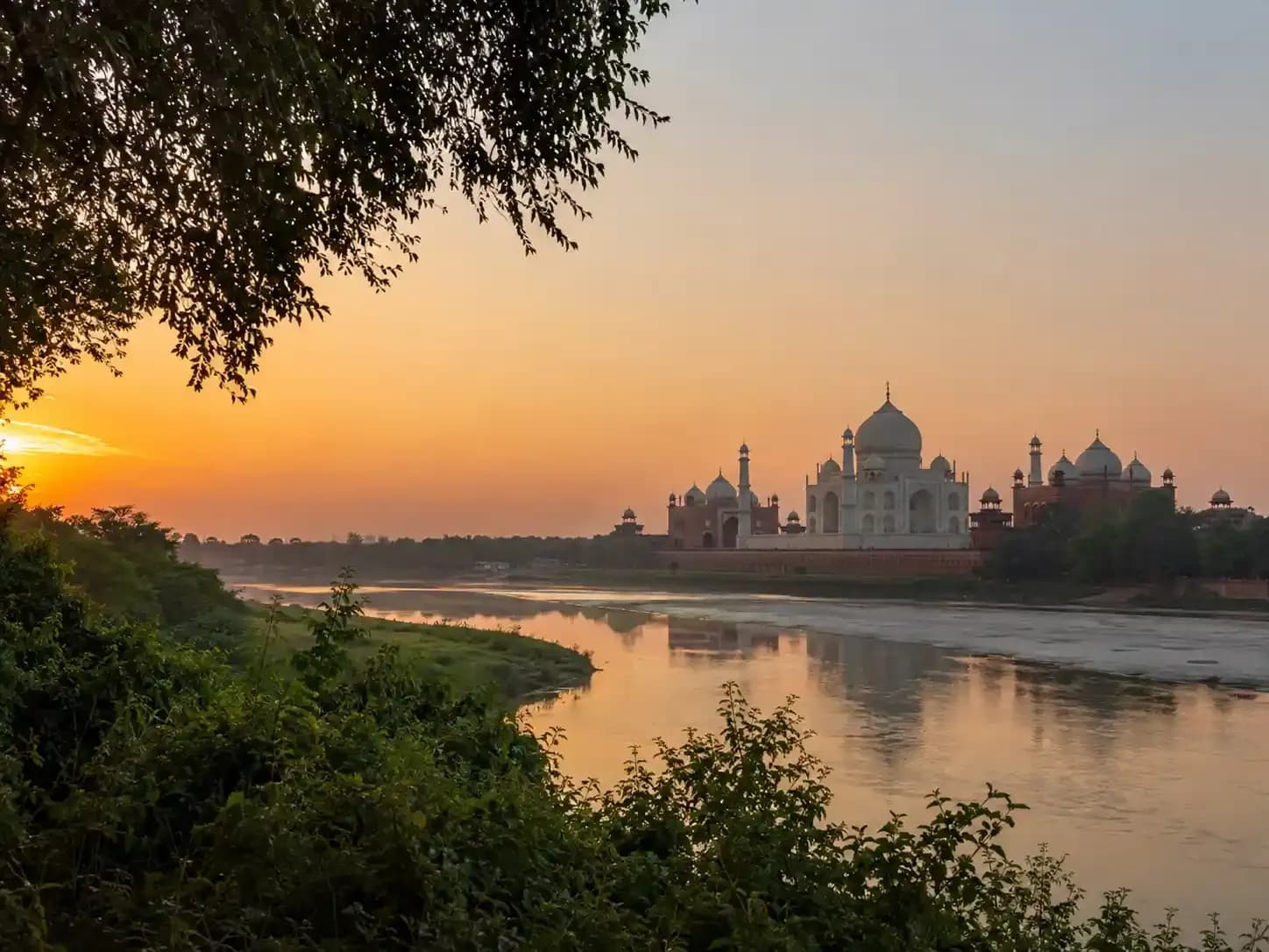 https://travjoy.s3.ap-south-1.amazonaws.com/Tajmahal_and_agra_1_3_a85155013b.webp