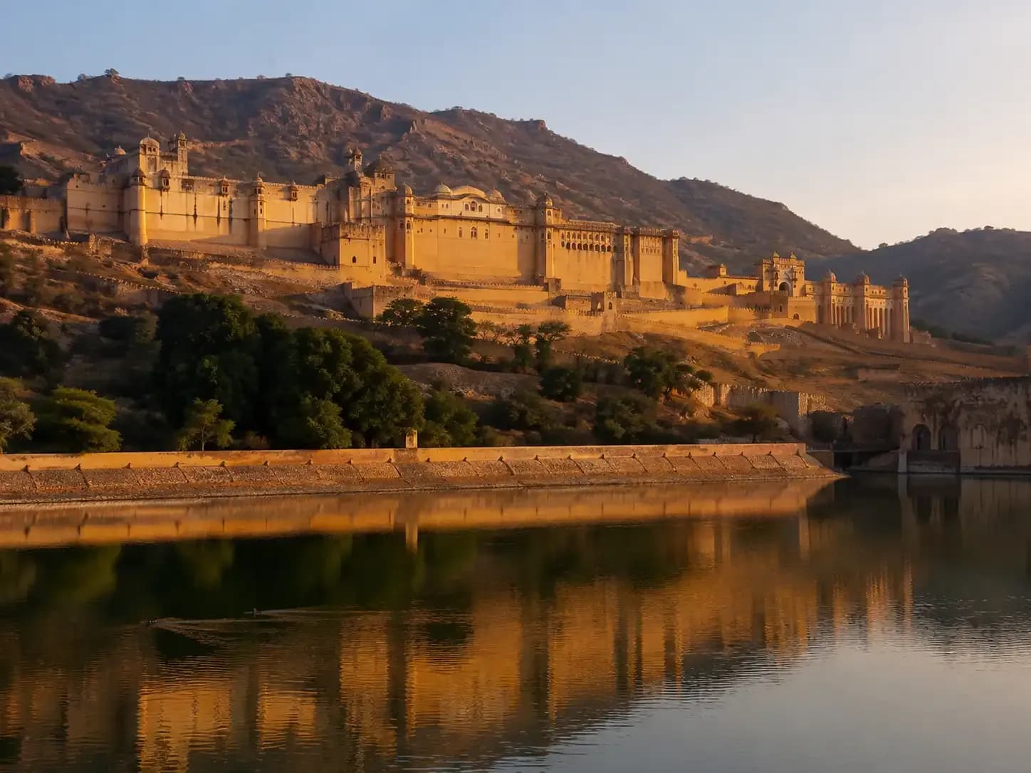 https://travjoy.s3.ap-south-1.amazonaws.com/amer_fort_1_1_cb1012295c.webp