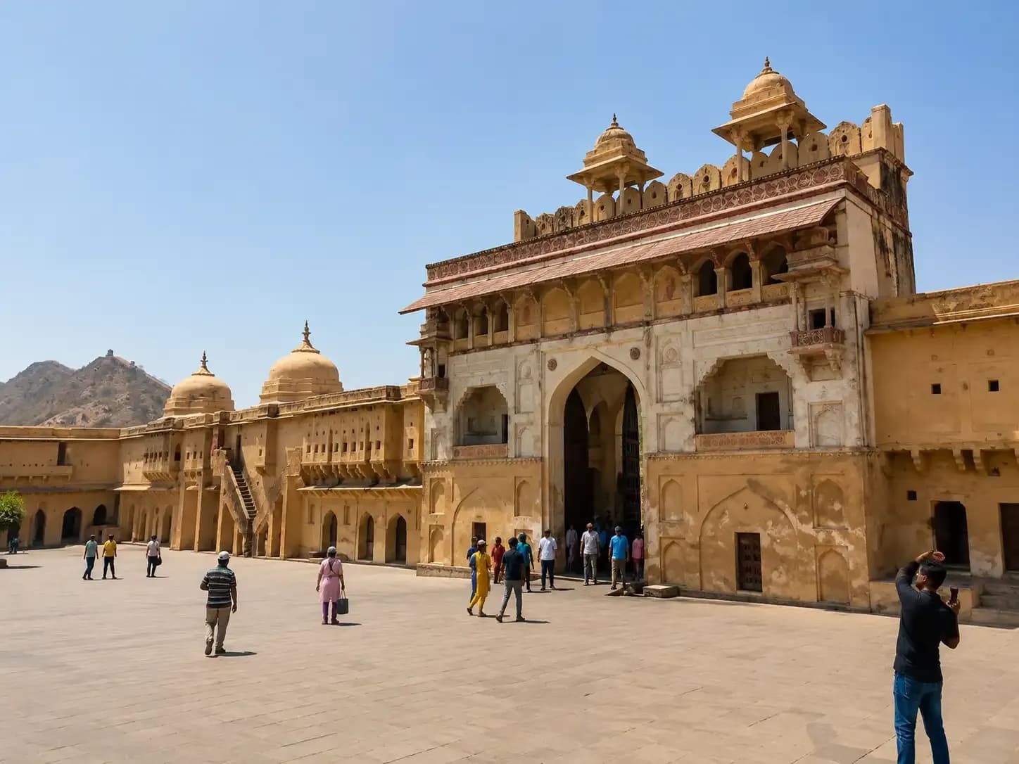 https://travjoy.s3.ap-south-1.amazonaws.com/amer_fort_1_2_9f9b06f991.webp