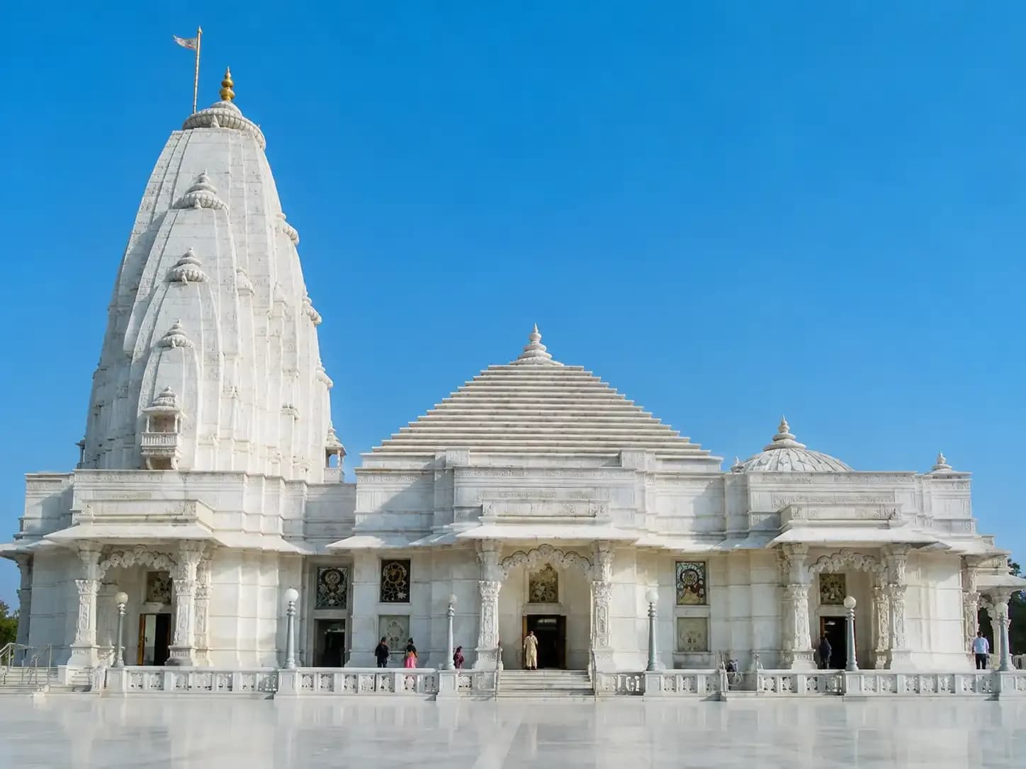 https://travjoy.s3.ap-south-1.amazonaws.com/birla_mandir_1_1_b9cd732561.webp
