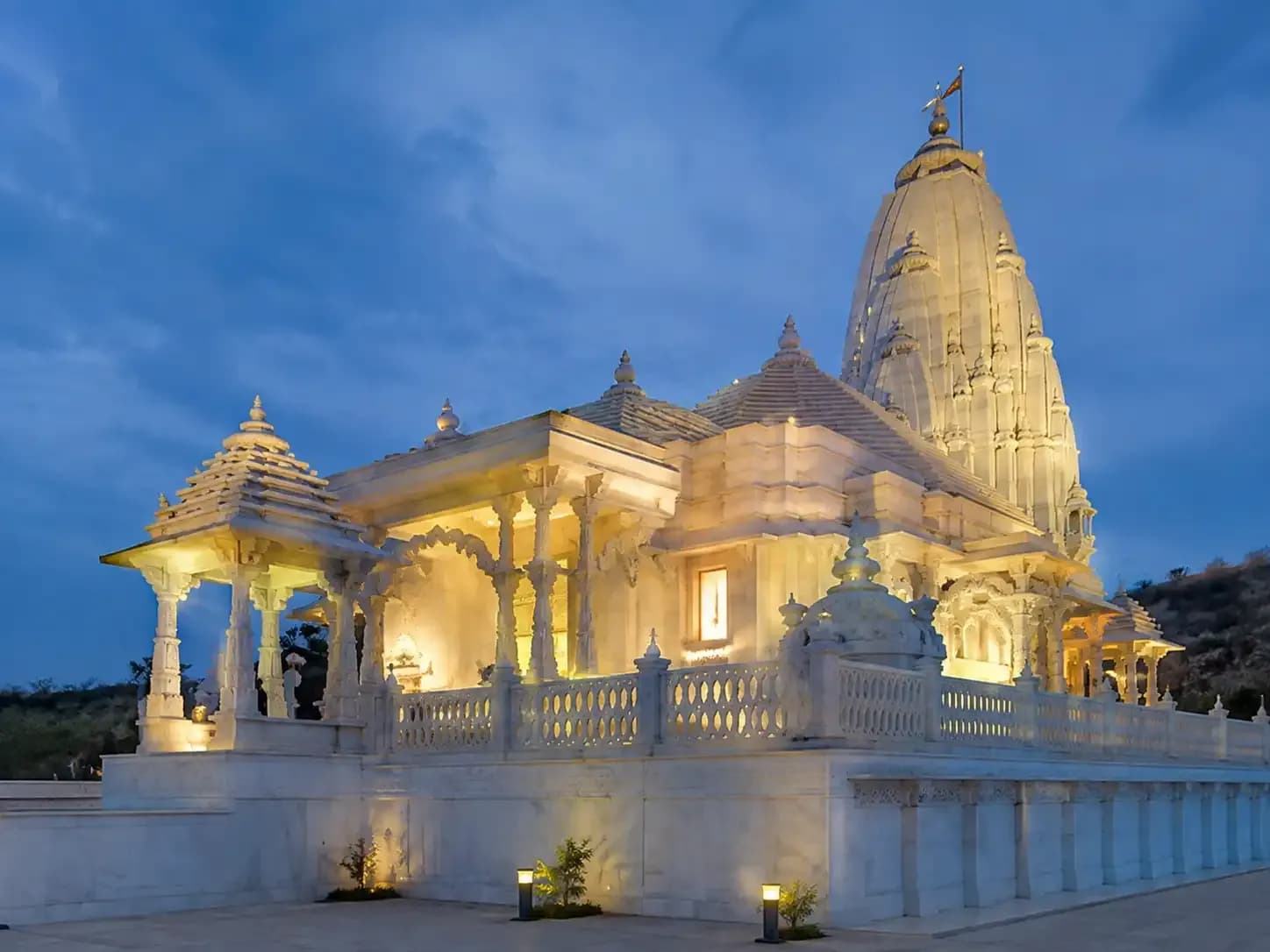 https://travjoy.s3.ap-south-1.amazonaws.com/birla_mandir_1_3_8f8a44b269.webp