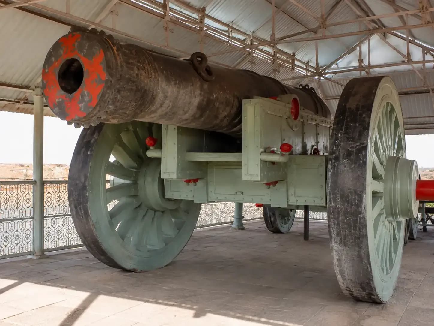 https://travjoy.s3.ap-south-1.amazonaws.com/jaiban_cannon_jaigarh_fort_1_1_924d19d044.webp