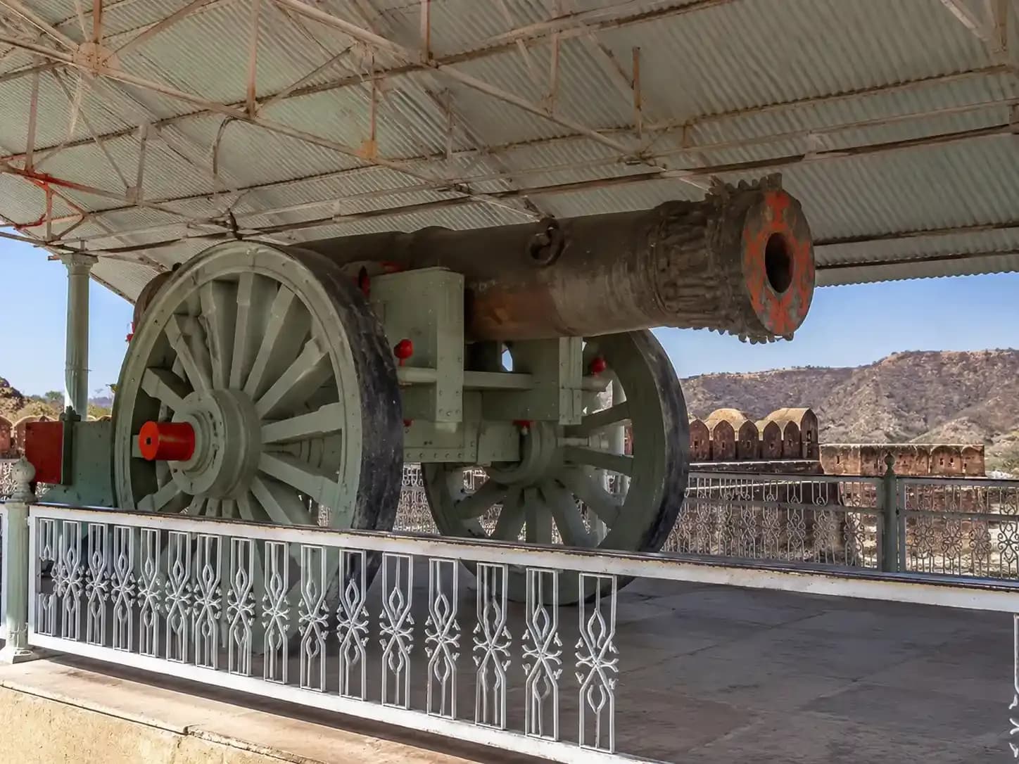 https://travjoy.s3.ap-south-1.amazonaws.com/jaiban_cannon_jaigarh_fort_1_2_4c17aa02a7.webp