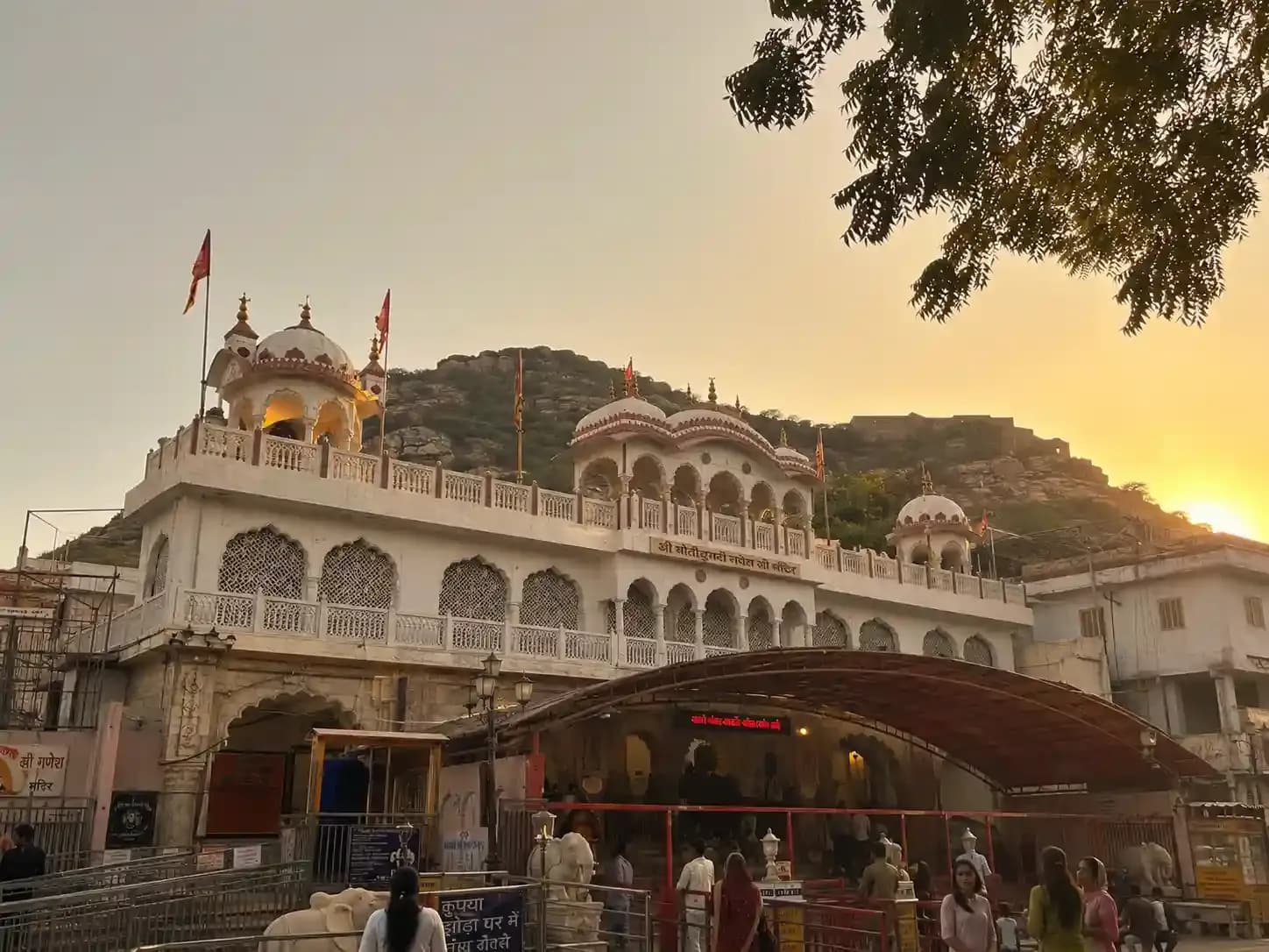 https://travjoy.s3.ap-south-1.amazonaws.com/moti_dungari_temple_1_2_67bb32d74b.webp