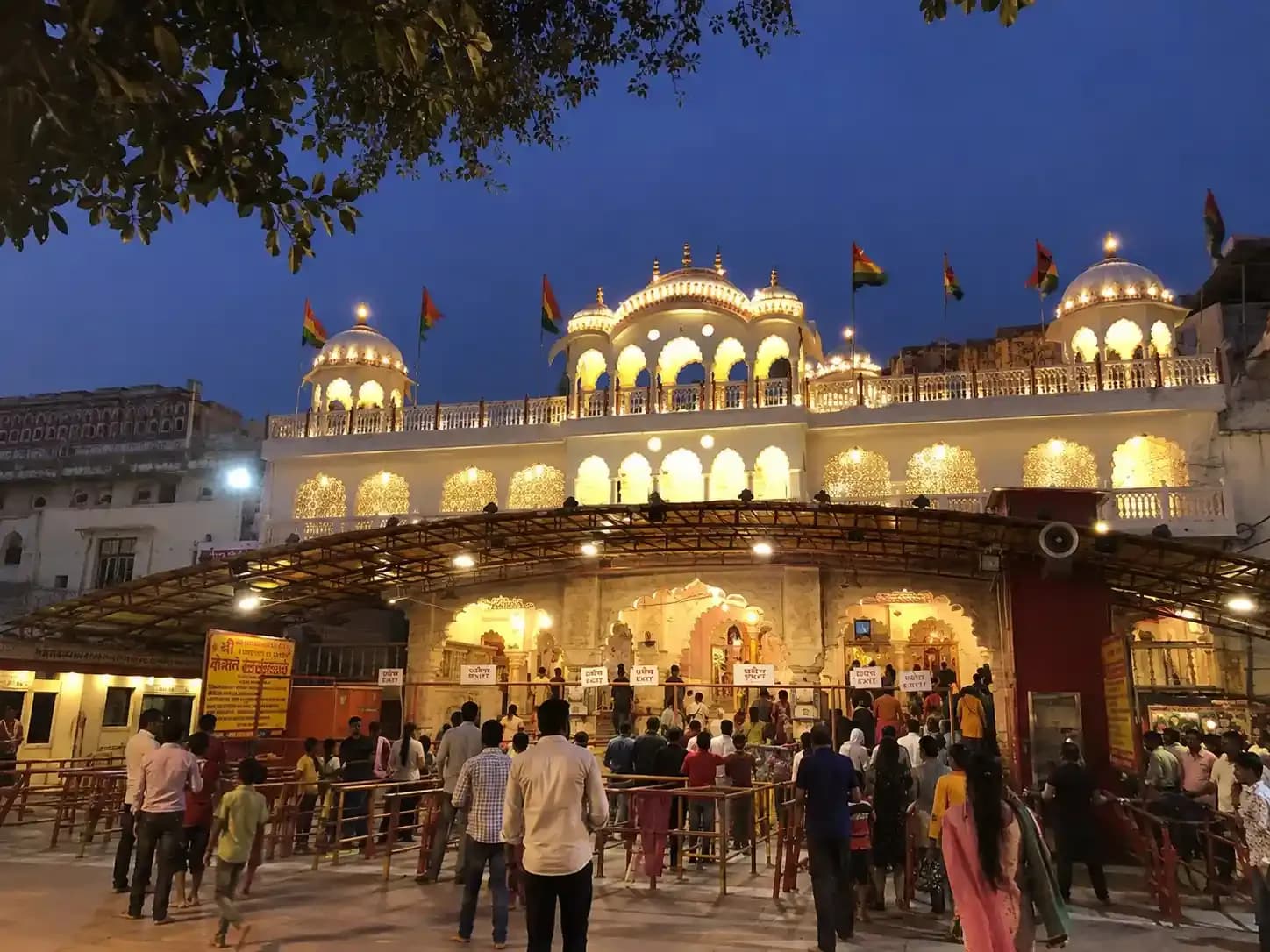 https://travjoy.s3.ap-south-1.amazonaws.com/moti_dungari_temple_1_3_6391f8990b.webp