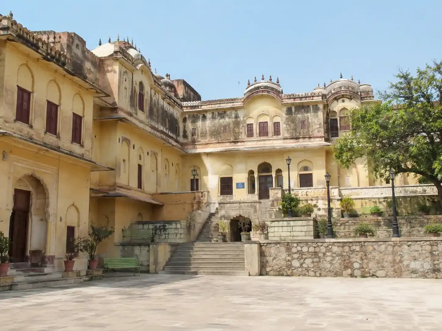 https://travjoy.s3.ap-south-1.amazonaws.com/nahargarh_fort_1_3_01cd5a8192.webp