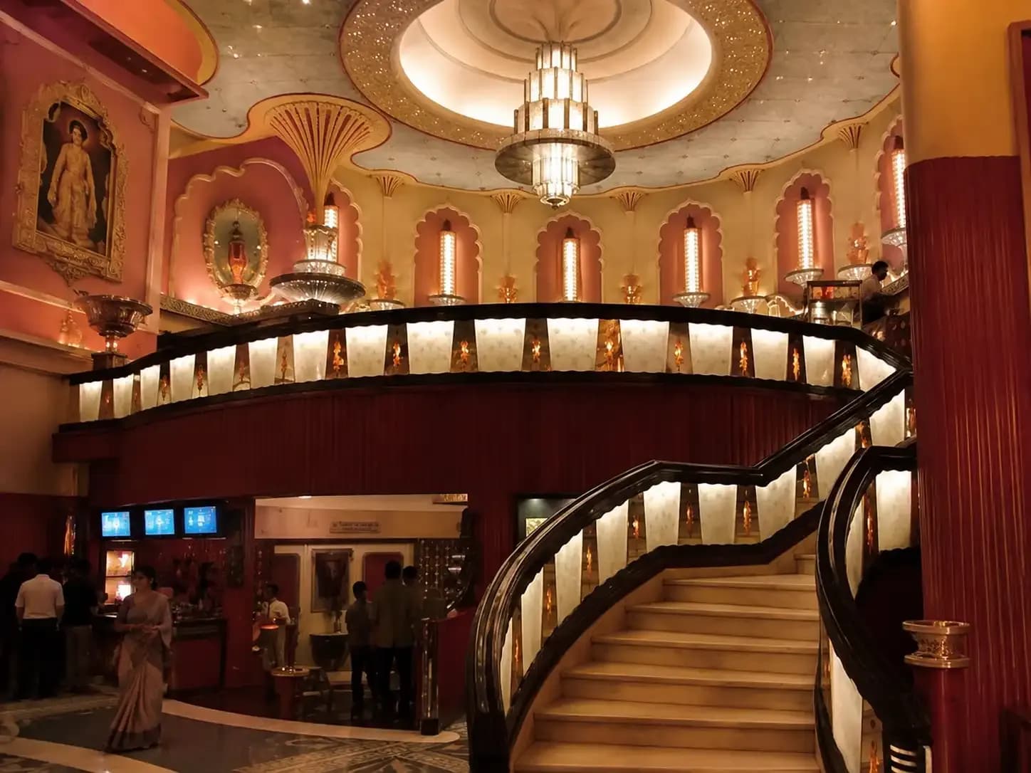 https://travjoy.s3.ap-south-1.amazonaws.com/raj_mandir_cinema_2_38a9ac1a58.webp
