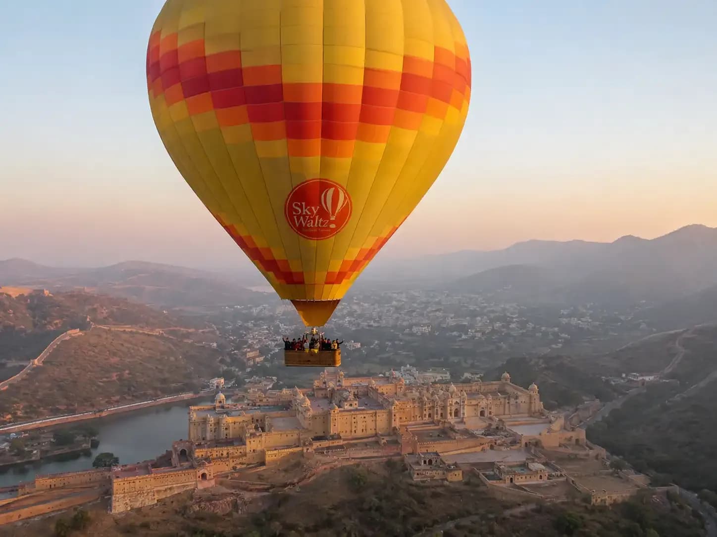 https://travjoy.s3.ap-south-1.amazonaws.com/skywaltz_ballonsafari_1_1_e33282cc98.webp