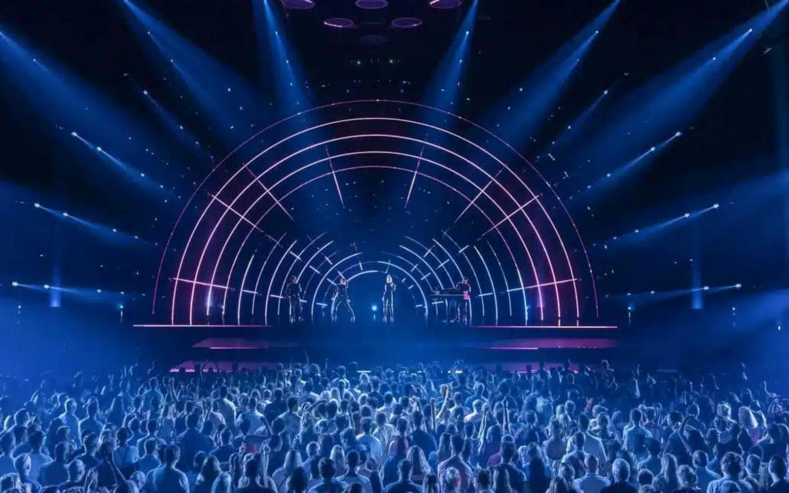 1dd8dd053289929db63aa0961ded50df-20045-london-abba-voyage-04