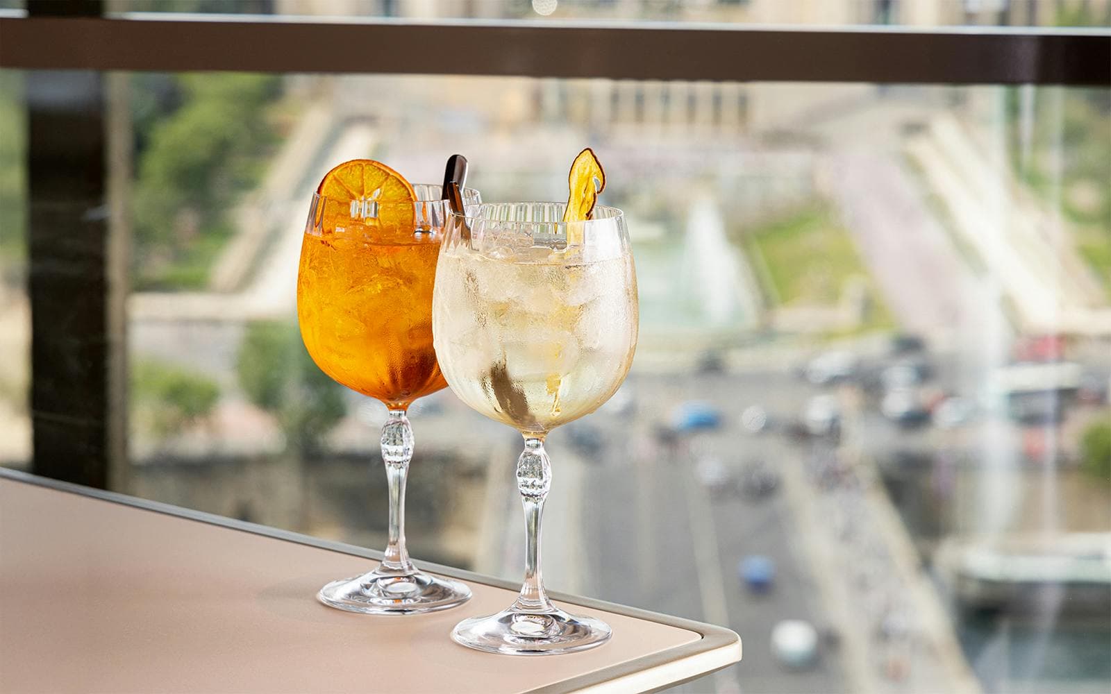 https://cdn-imgix.headout.com/media/images/1eb6d2d48f87e3ccdeaae36954ad7cc4-21554-paris-eiffel-tower-s-madame-brasserie-lunch-12-pm-013.jpg