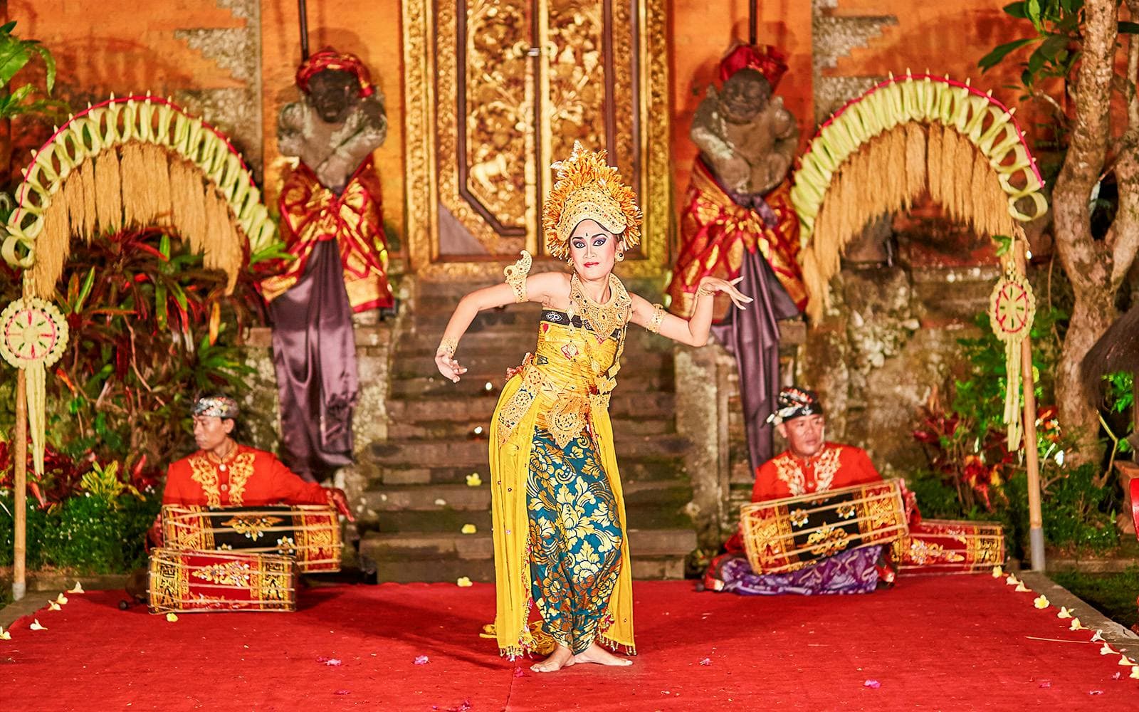 https://cdn-imgix.headout.com/media/images/58e74e2051d839b3c6927e316e1cf4dc-21125-bali-legong-dance-show-tickets-at-ubud-palace-bali-admission-ticket-04.jpg