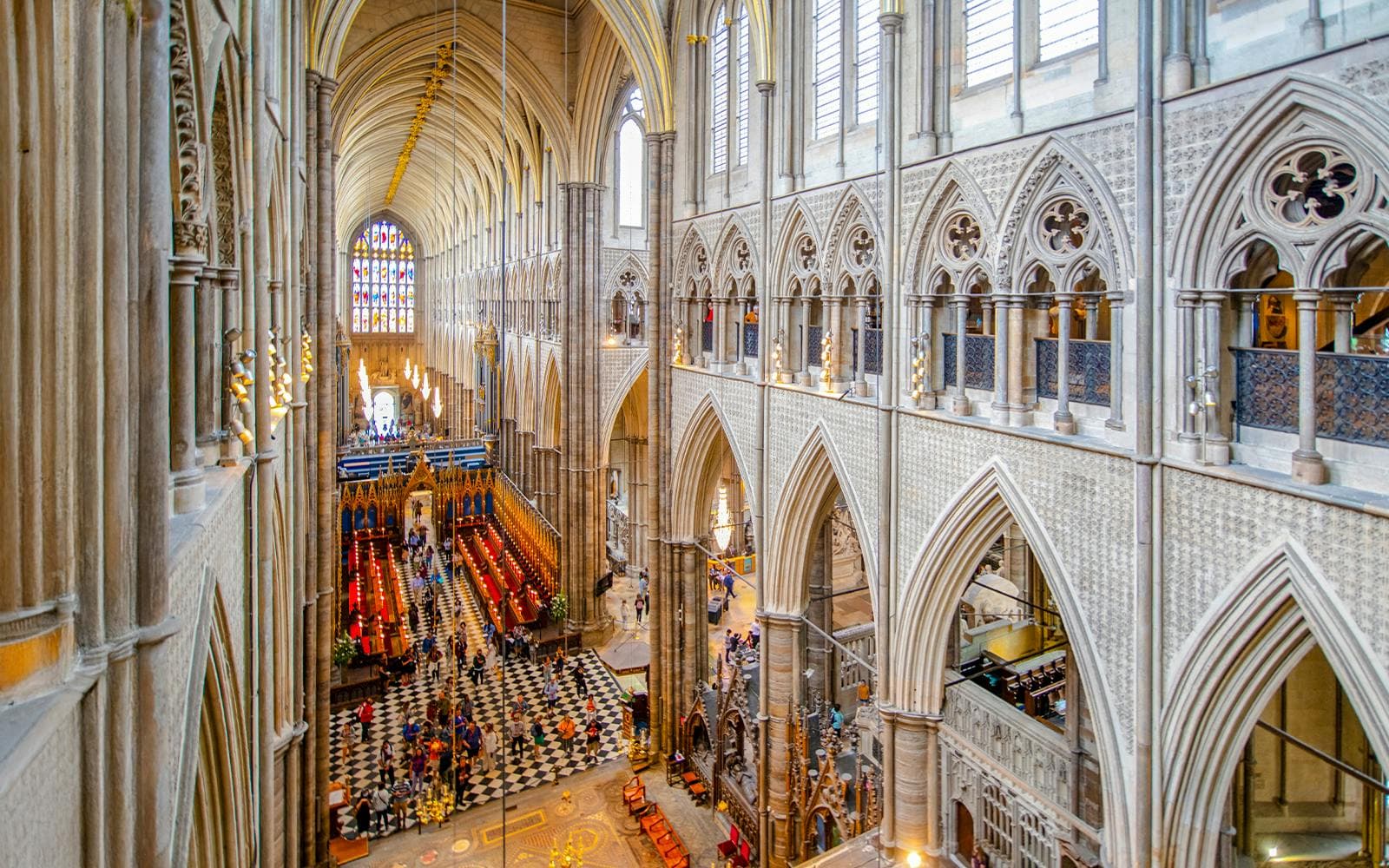 https://cdn-imgix.headout.com/media/images/63667a53bcbdac80ec874a81b14200ac-26827-london-westminster-abbey--big-ben---buckingham-palace-guided-tour-05.jpg