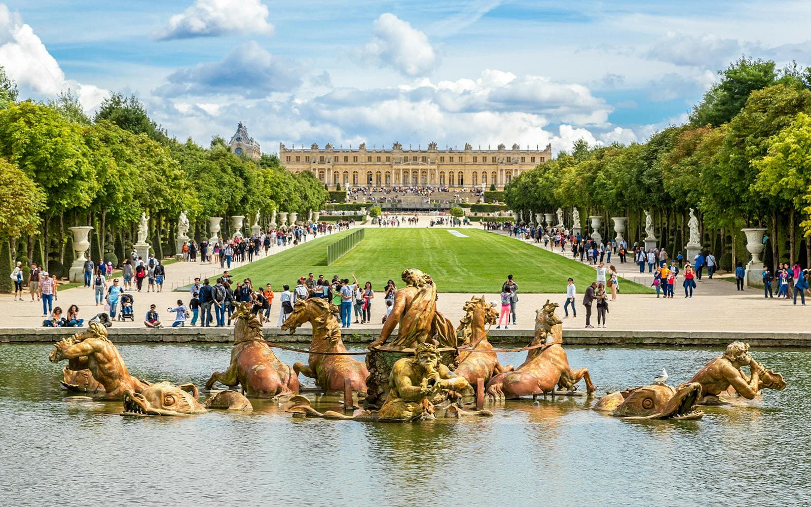 https://cdn-imgix.headout.com/media/images/71b143641958d55ca156dc9555050e43-VersaillesgardenwithfountainandPalaceinbackground.jpg