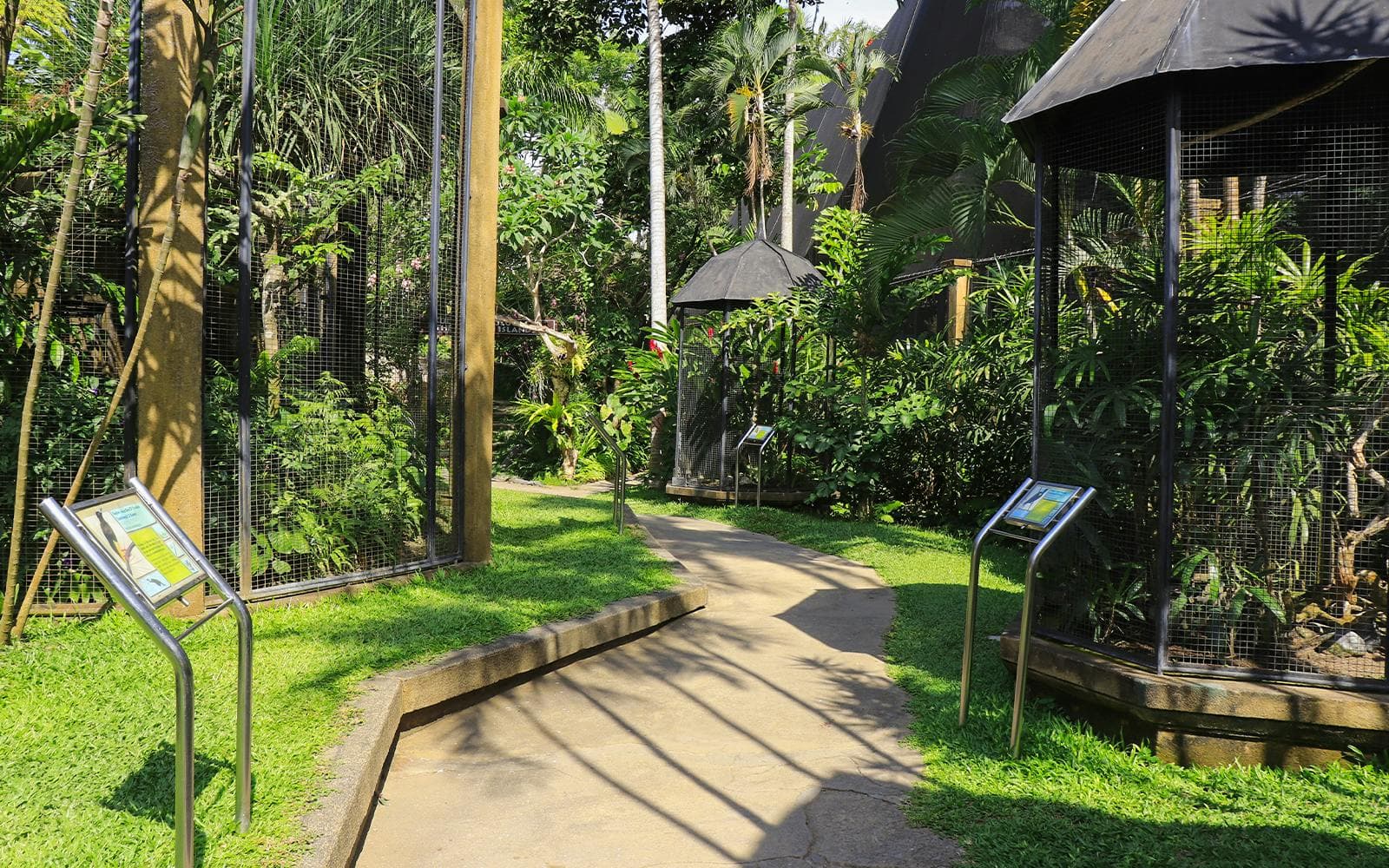 https://cdn-imgix.headout.com/media/images/8c89697372cf666b26b8d119e0dcbce1-12172-bali-bali-bird-park-tickets-with-bird-and-animal-shows-08.jpg