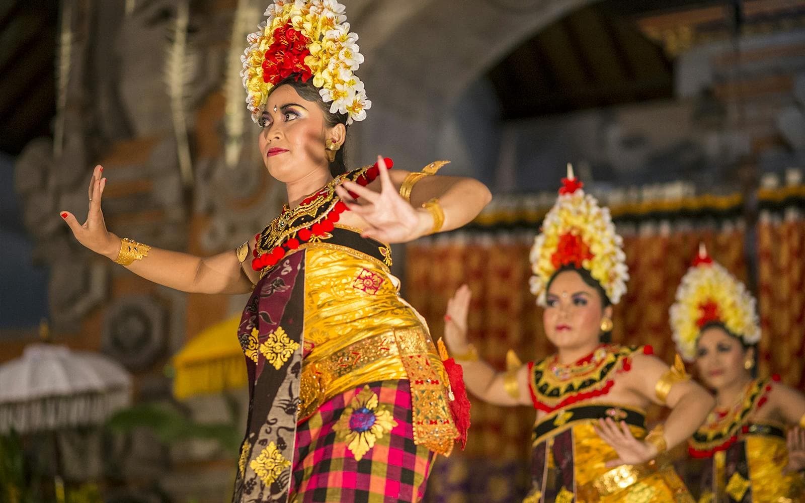 https://cdn-imgix.headout.com/media/images/8f871773e6b7a60e712a15139b3b930d-21125-bali-legong-dance-show-tickets-at-ubud-palace-bali-admission-ticket-03.jpg