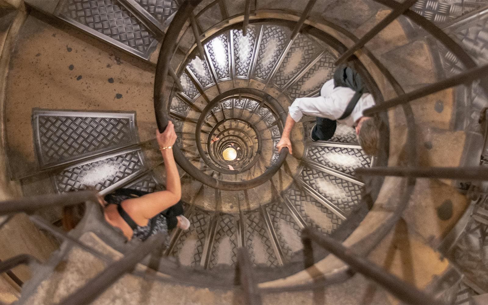 https://cdn-imgix.headout.com/media/images/95cd124e137d8b384b2edaa777c1f981-7504---Paris---Tickets-to-Arc-de-Triomphe-with-Rooftop-Access---12.jpg