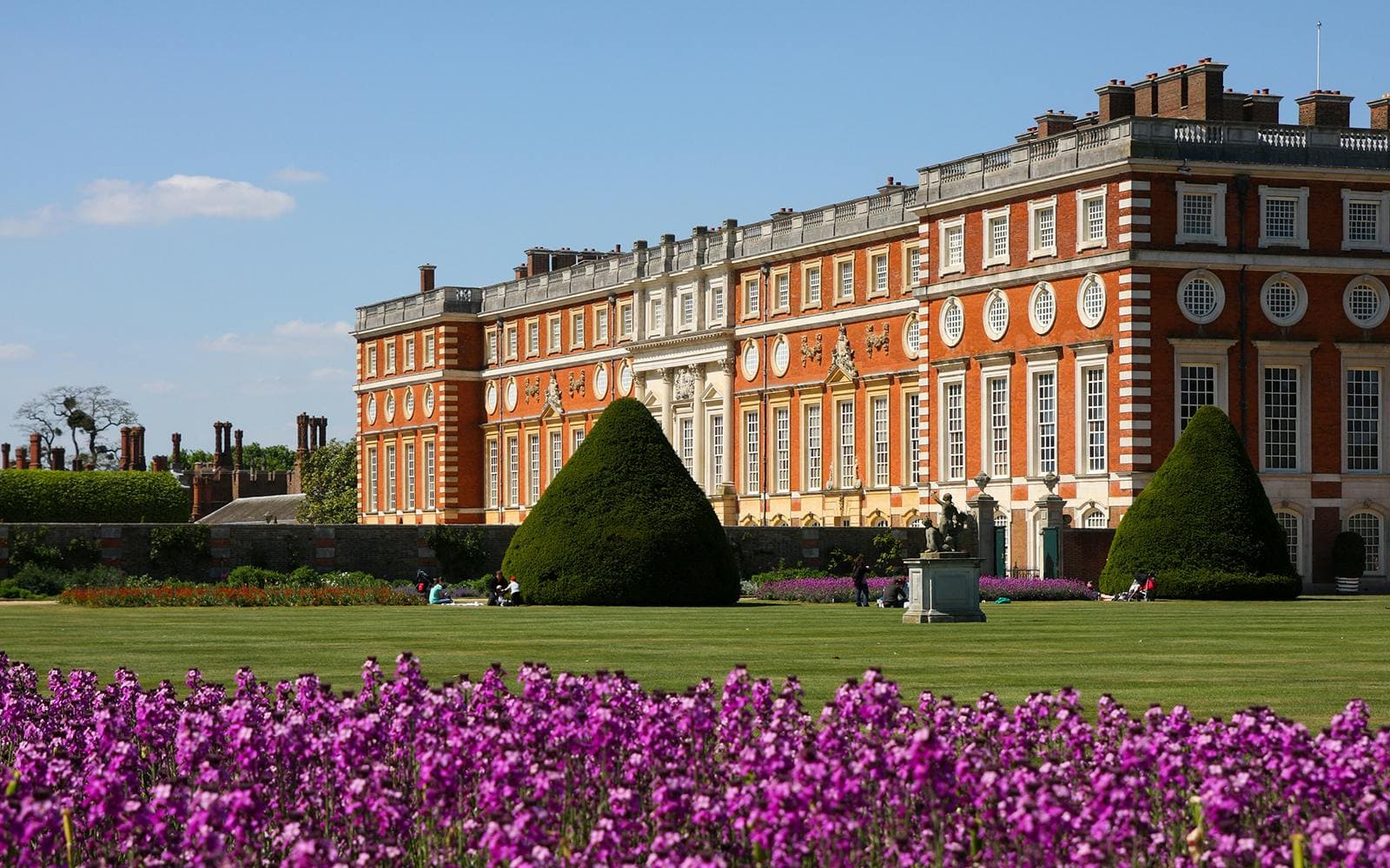 https://cdn-imgix.headout.com/media/images/97132910a437a5511eb5bb8720e0e0b0-25979-london-london-city-pass-top-attractions--guided-tours---hop-on-hop-off-01.jpg