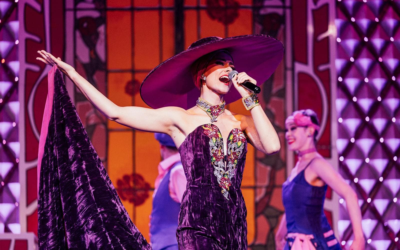 https://cdn-imgix.headout.com/media/images/b328aaab1db5859cad2102eb45a92649-33048-paris-cabaret-la-nouvelle-eve---champagne-spectacle-03.jpg