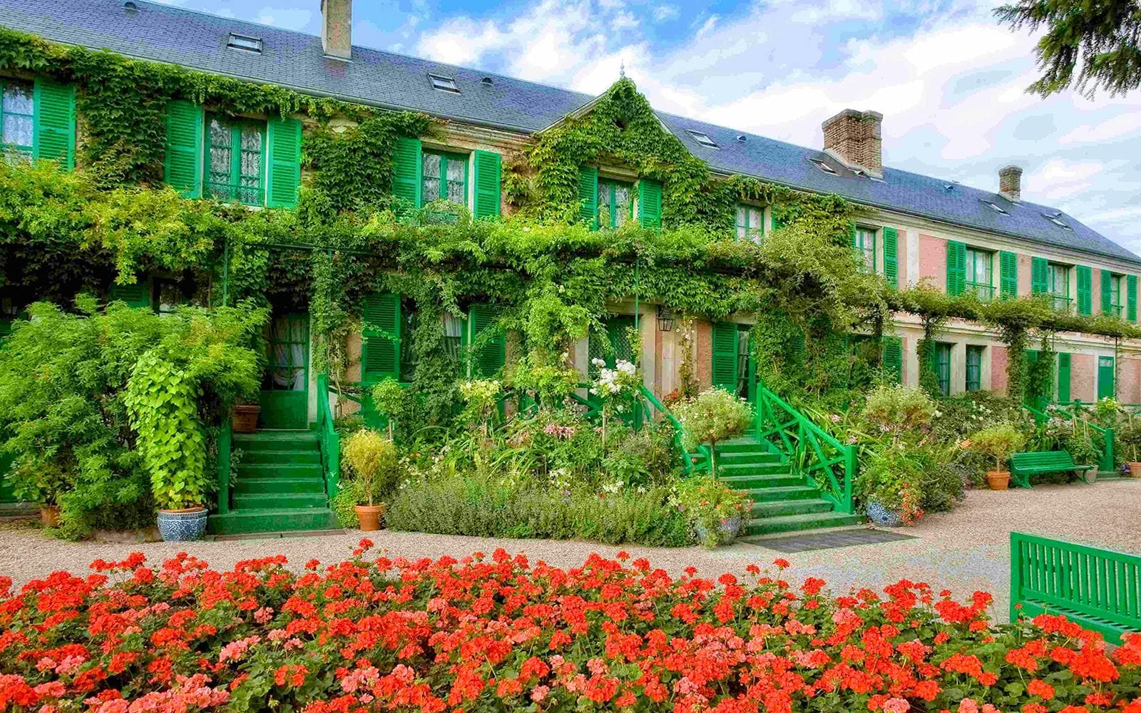 https://cdn-imgix.headout.com/media/images/ecf0d81e999cf7b1f79af6cf84a70791-6630-FromParis-PalaceofVersailles-GivernyGardensGuidedTour-009.jpg