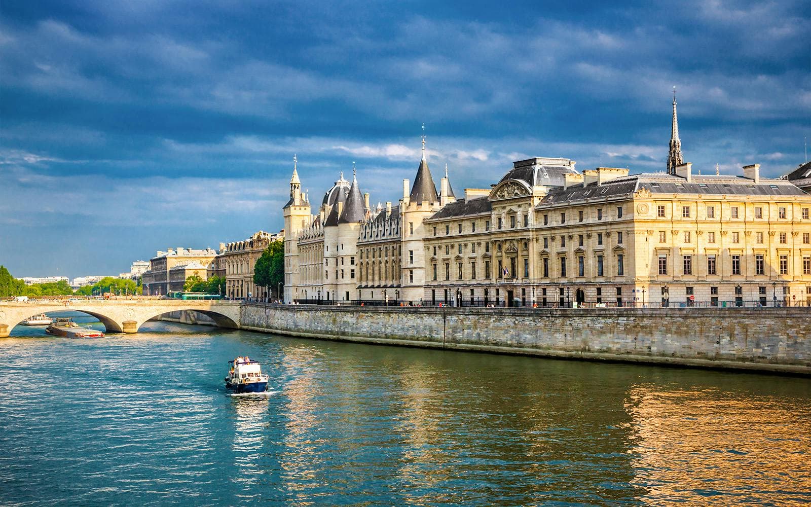 https://cdn-imgix.headout.com/media/images/f2461f2dcf278d2e7af541b5a4efc1ee-11177-paris-skip-the-line-ticket-to-conciergerie-with-histopad-04.jpg