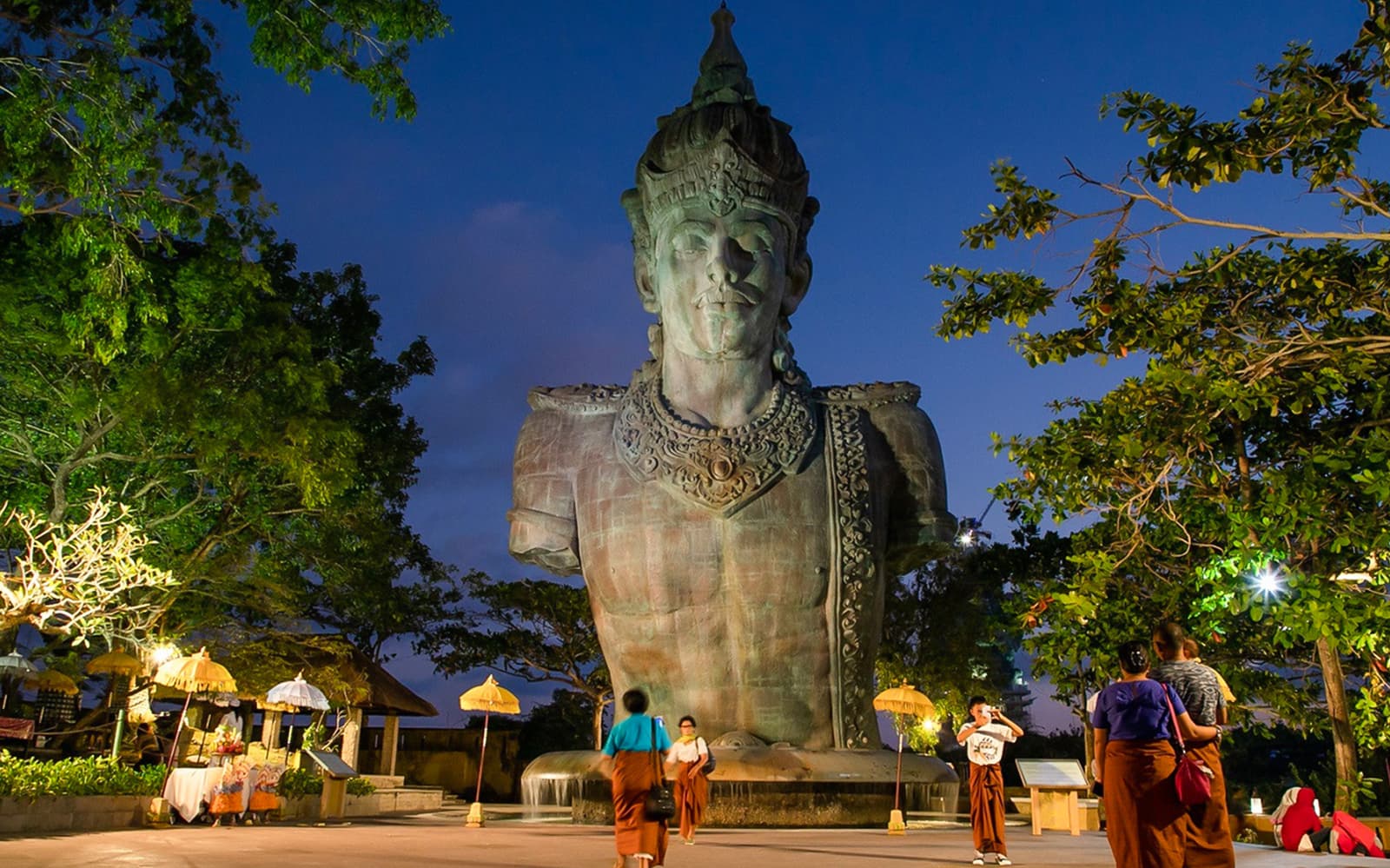 https://cdn-imgix.headout.com/tour/34392/TOUR-IMAGE/673a6edf-c936-42a4-9ace-defa60b81142-18004-bali-garuda-wisnu-kencana--gwk--admission-ticket-01.jpg