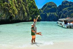 Phi Phi Islands Speedboat Day Trip from Phuket with Lunch
