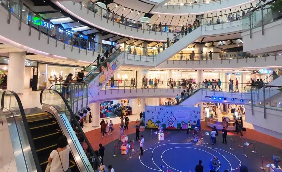 https://travjoy.s3.ap-south-1.amazonaws.com/Central_World_Bangkok_3_aecd9fa2a5.webp