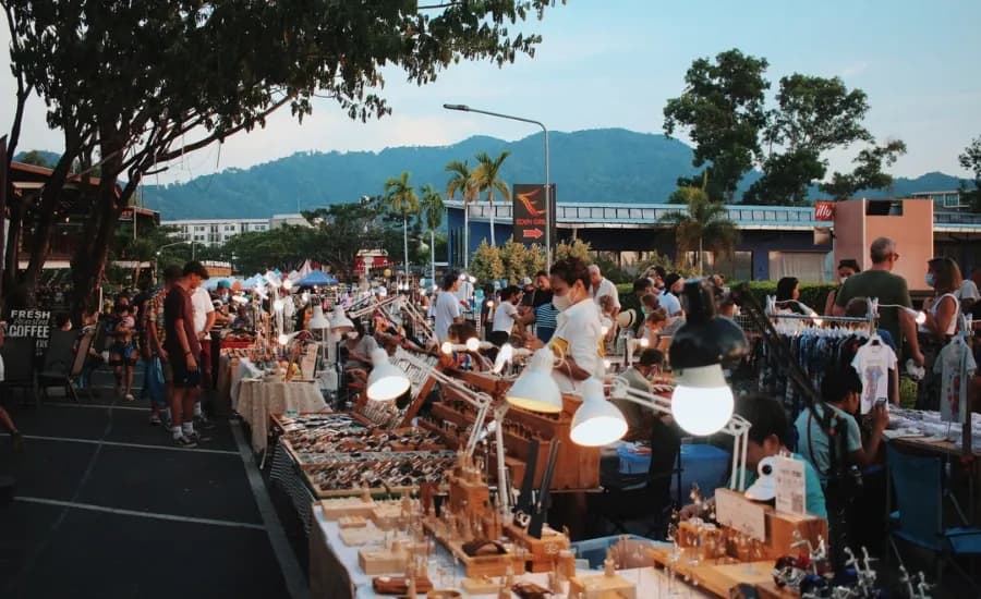 https://travjoy.s3.ap-south-1.amazonaws.com/Fun_Friday_Avenue_Market_Boat_Avenue_Night_Market_1_17c9c043b8.webp