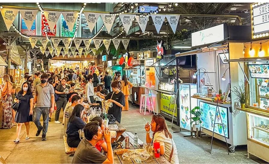 Jodd_Fairs_Train_Night_Market_2_c7e1e853b1
