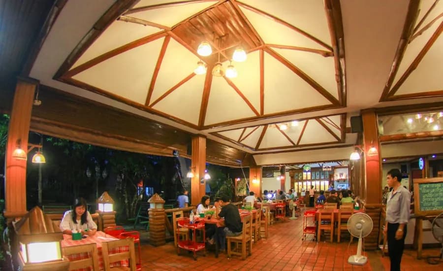 Krua Tungtong (Big Chicken Restaurant) (1).webp