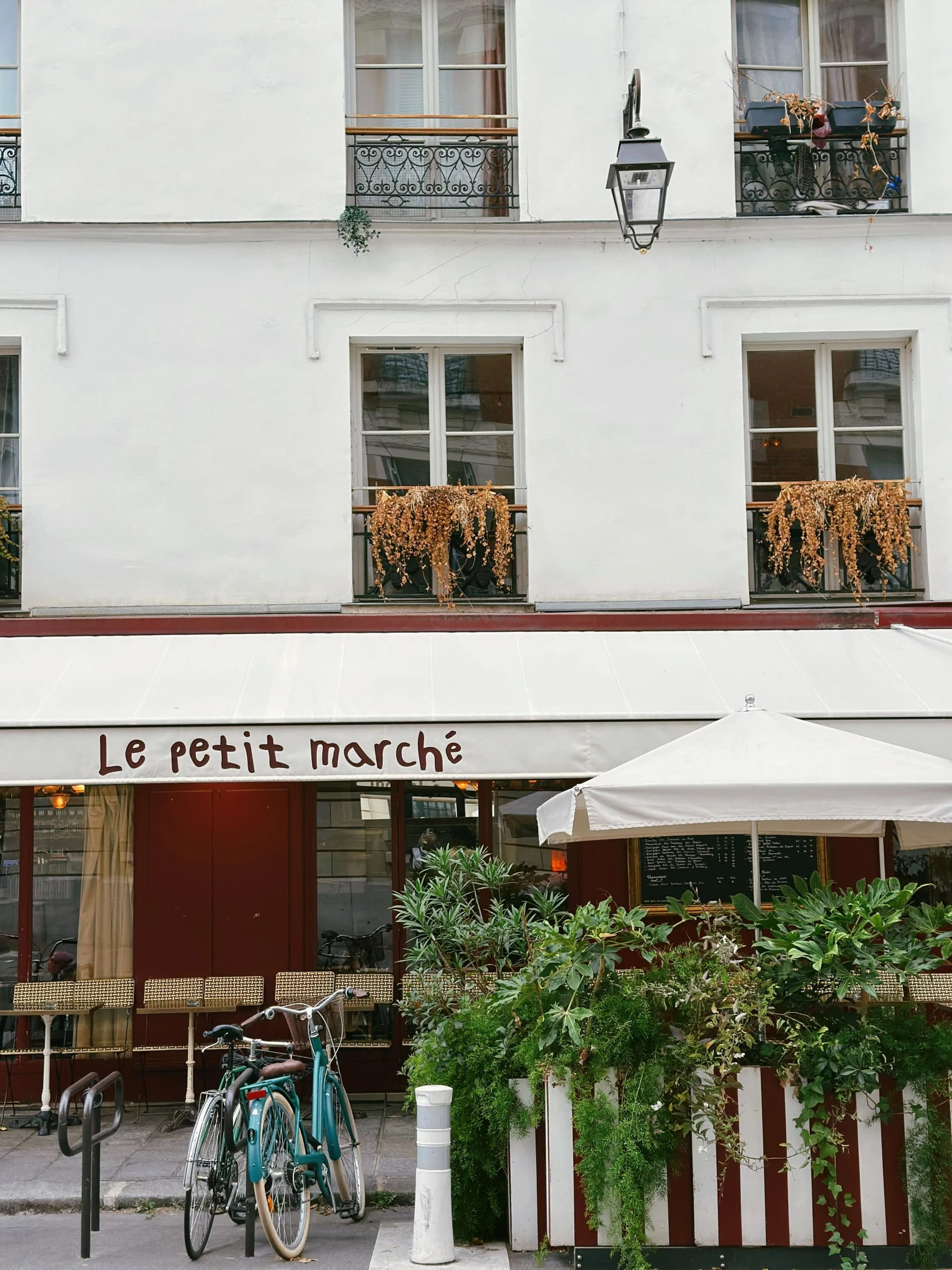 https://travjoy.s3.ap-south-1.amazonaws.com/Marche_Saint_Pierre_d49d524c92.webp