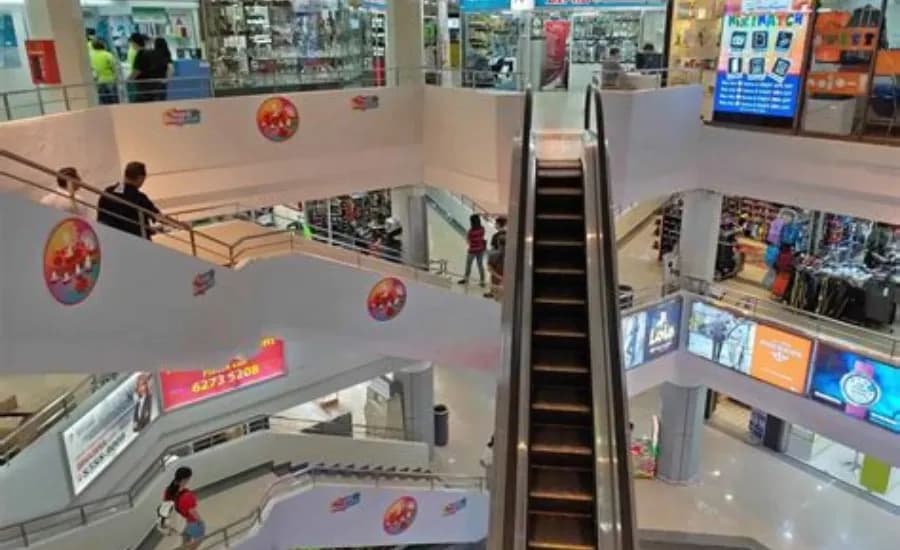 https://travjoy.s3.ap-south-1.amazonaws.com/Queensway_Shopping1_62a674479d.webp