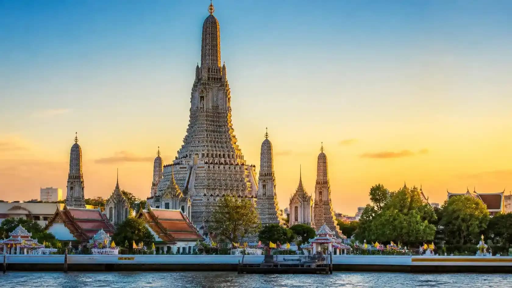 Wat Arun in Bangkok, Thailand, with the ornate central prang and riverside templ_compressed.webp