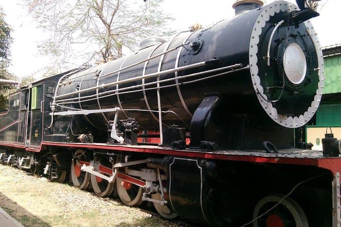 India Gate with Doll Or Rail Museum