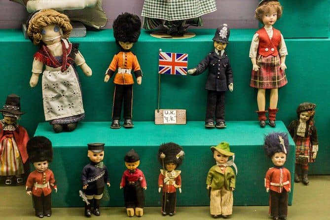 India Gate with Doll Or Rail Museum